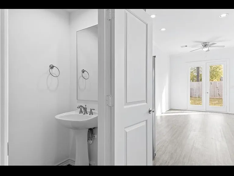 3249 Real St #B — Photo 15