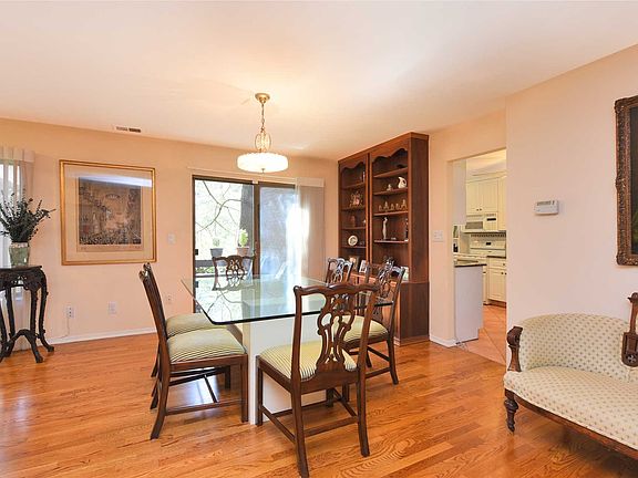 4th image of 7 Acorn Ponds Dr