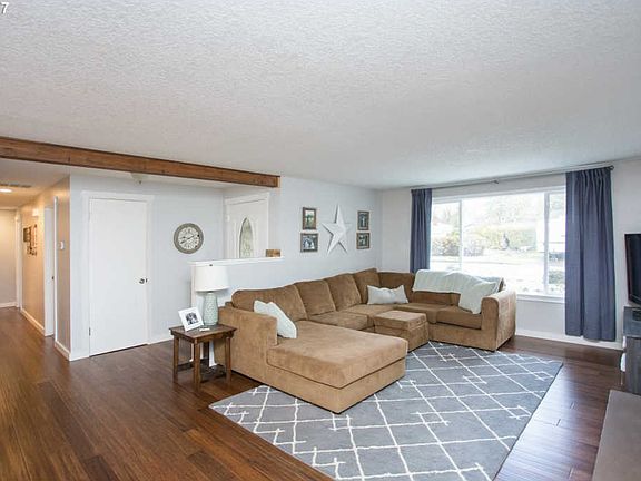 3rd image of 3550 SE Alder St