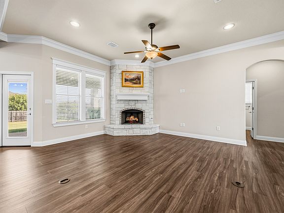 5th image of 557 Perry Ln