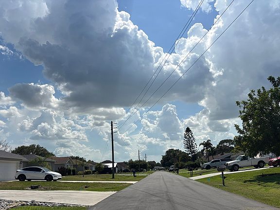 5th image of 949 SW Longfellow Rd