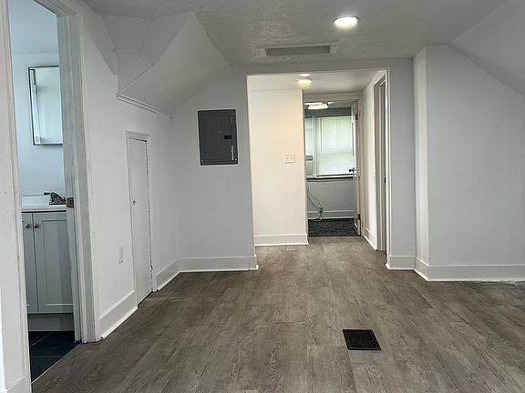 4th image of 46 Smith Ct #3