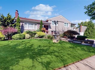 5 Eleanor Rd, Plainview, NY 11803