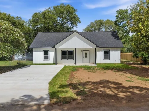 304 Lee St, Smithville, TX 78957