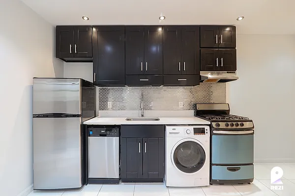 Rented by REZI | media 13