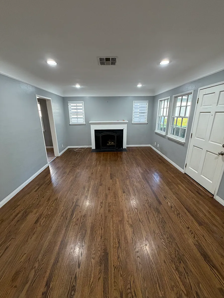 Living area - 1021 Elm Ave