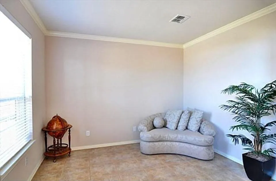 5 bed, 2.5 bath, 2691 sqft, $2,600 — Photo 3