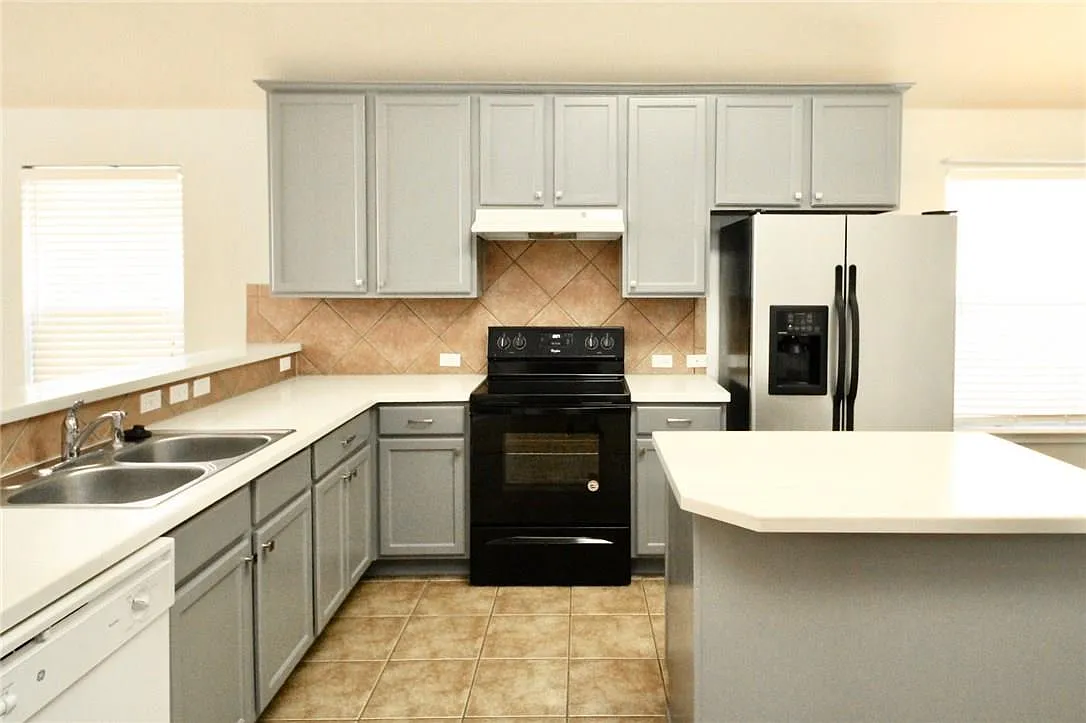 3 bed, 2.0 bath, 2010 sqft, $2,195 — Photo 3