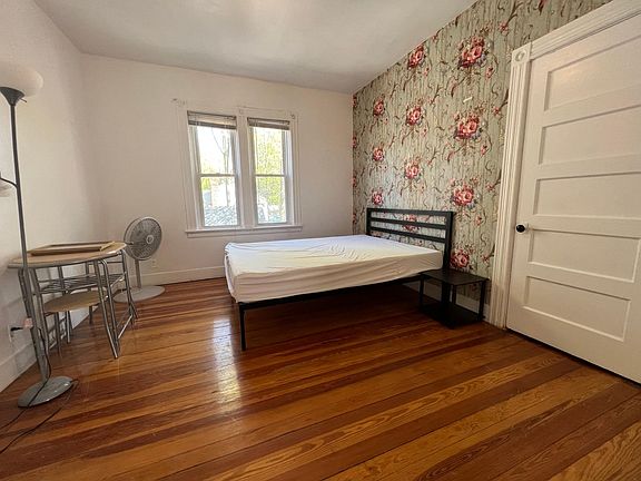 4th image of 131 Florence St Floor 2