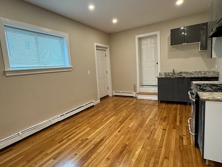 202 Saratoga St #1 — Photo 2