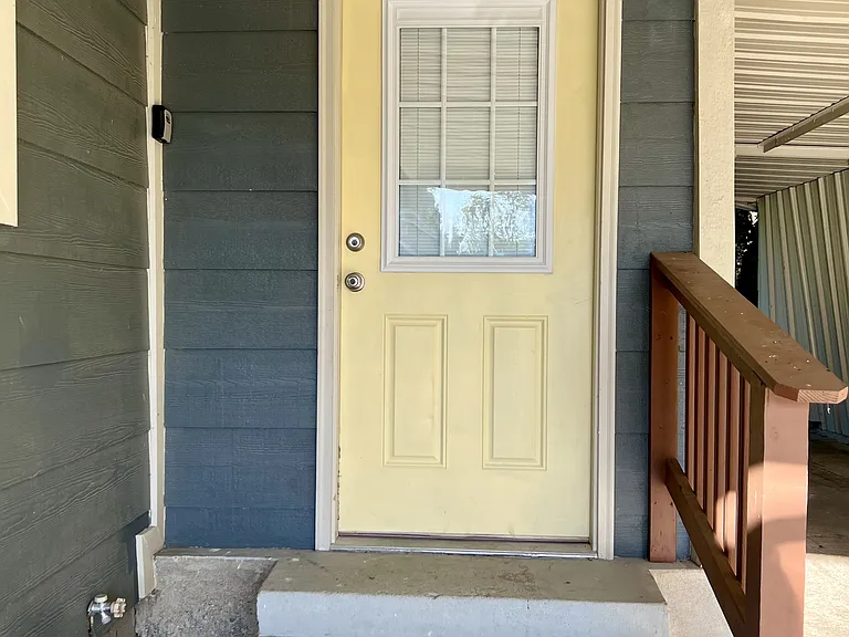 107 N Gillette Ave — Photo 4