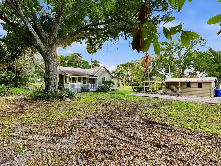 399 Old Dixie Hwy SW — Photo 32