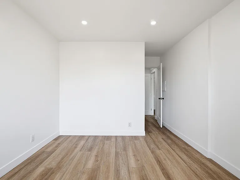 Encino Country Club Apartments — Photo 76