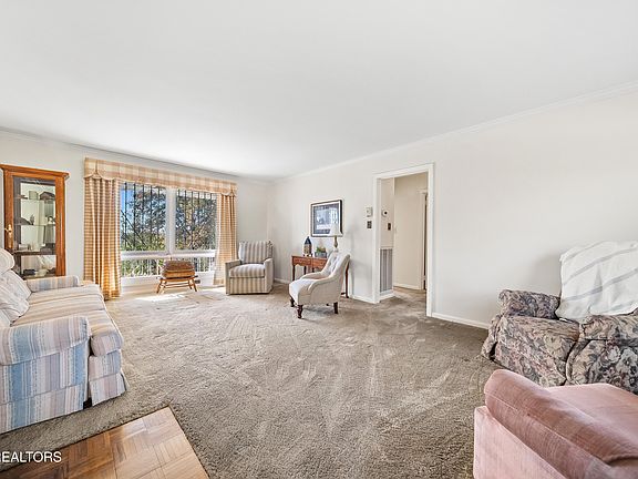 4th image of 321 Island View Ln