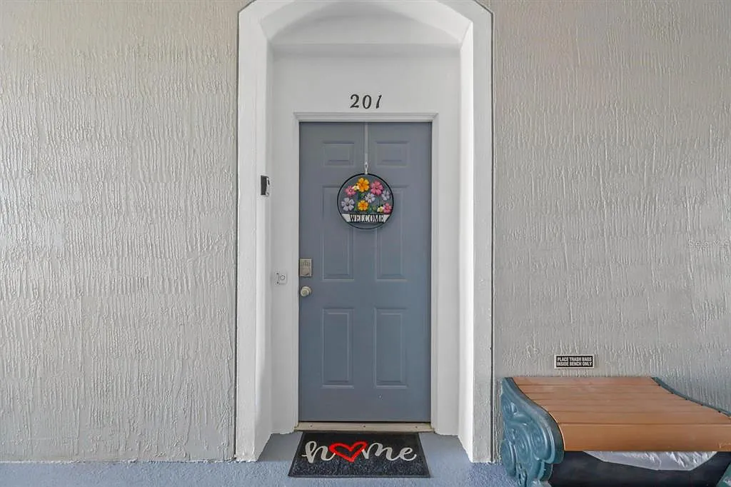 3 bed, 2.0 bath, 1402 sqft, $3,000 — Photo 3