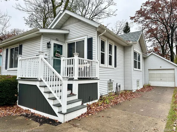 911 Sanborn St N, Pt Huron, MI 48060