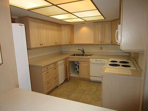 4th image of 2918 Camelot Ln