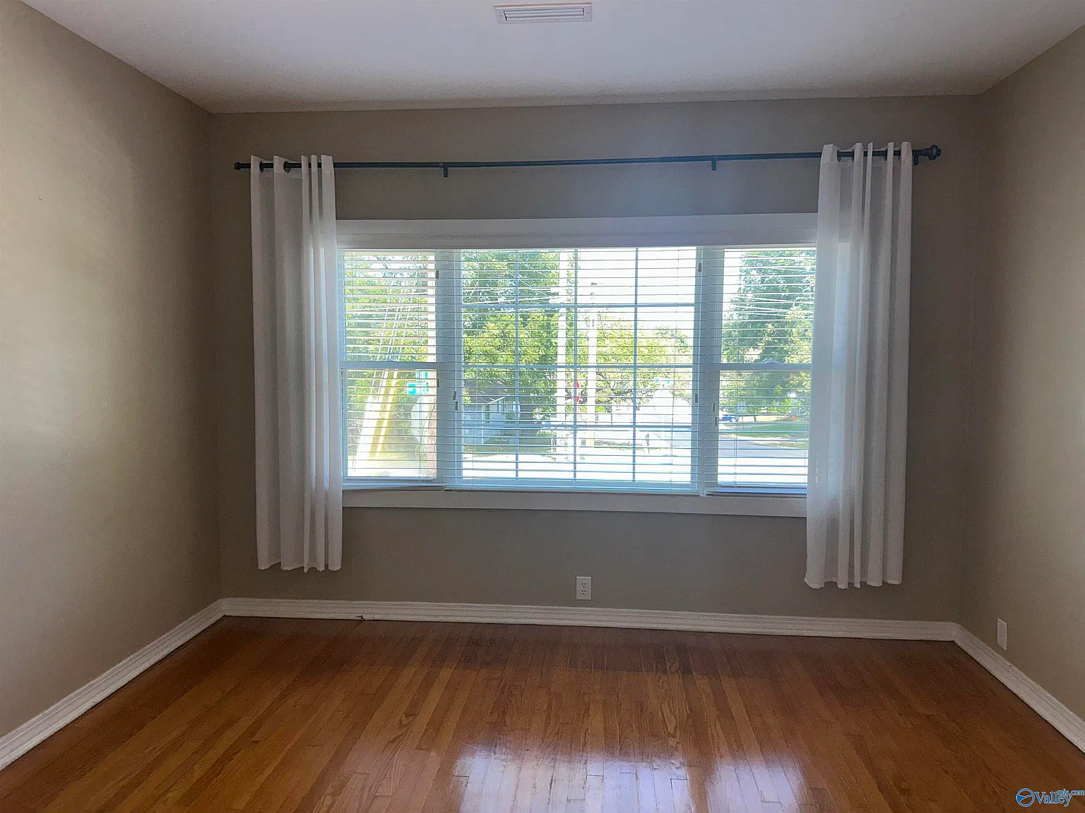 3 bed, 1.0 bath, 1403 sqft, $1,850 — Photo 4