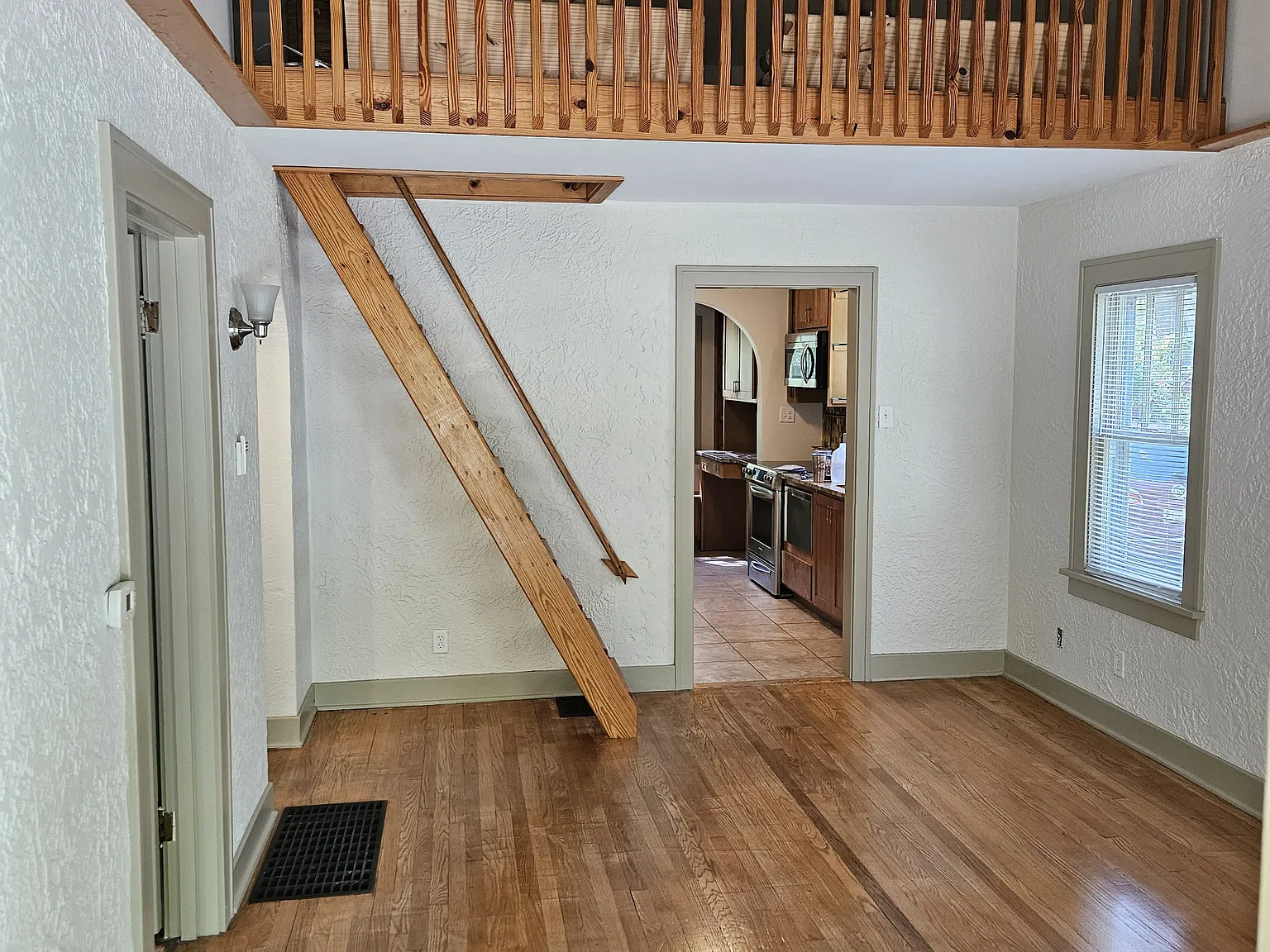 2 bed, 1000 sqft, $2,400 — Photo 3