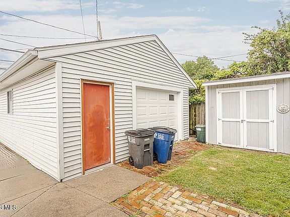 3rd image of 5702 Lakeside Ave
