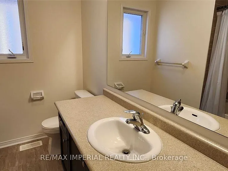 1423 Rennie St — Photo 12