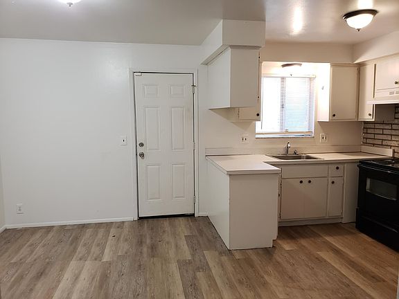 3rd image of 26234 Pinehurst St