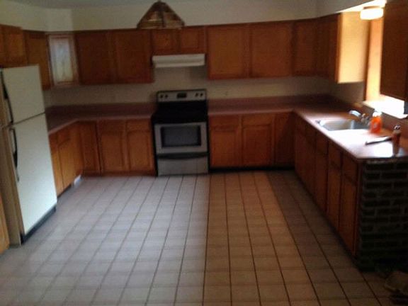 2nd image of 39 Hideaway Ln