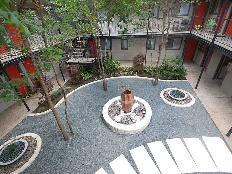 Casa 39 Apartments outdoor patio with fountain