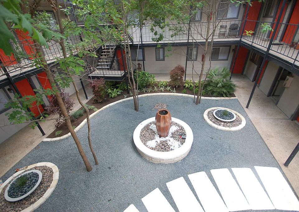 Casa 39 Apartments outdoor patio with fountain