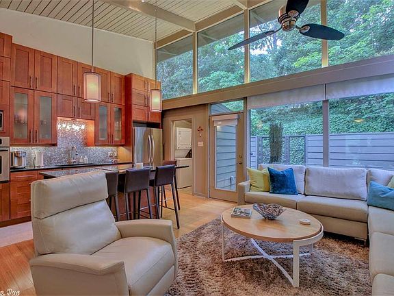 2nd image of 2423 Kavanaugh Blvd #4