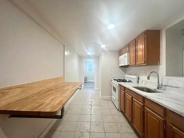 550 Ashford St #1 — Photo 9