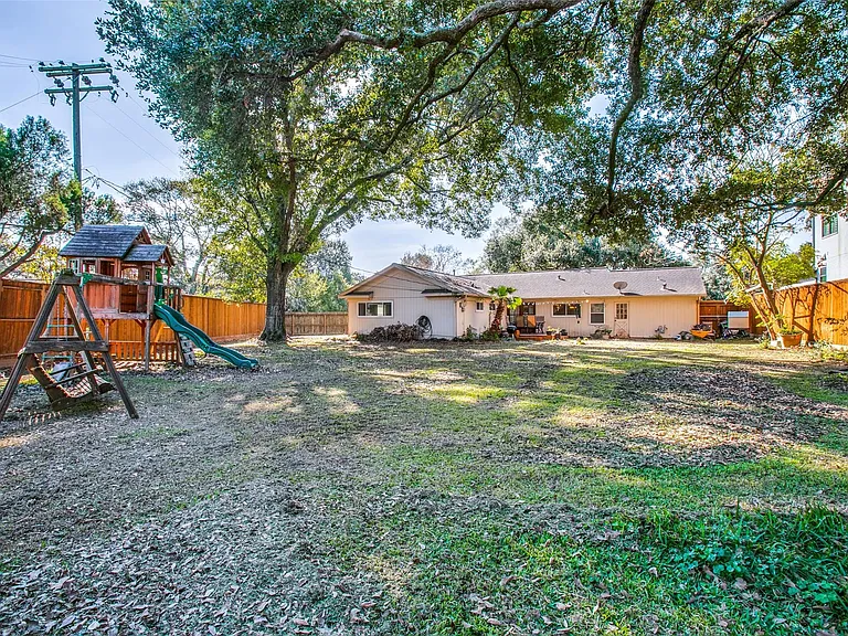 8503 Manhattan Dr — Photo 42
