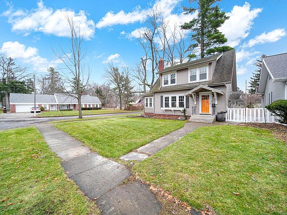 4th image of 701 Woodfield Dr