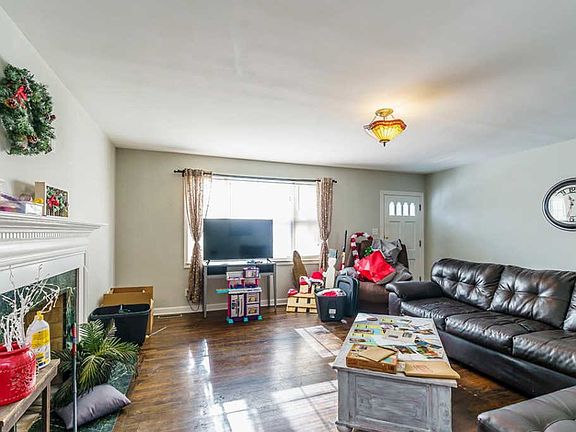 3rd image of 216 Burnam Ct
