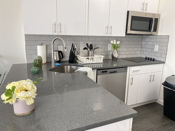 4th image of 1725 Bainbridge St APT 3F