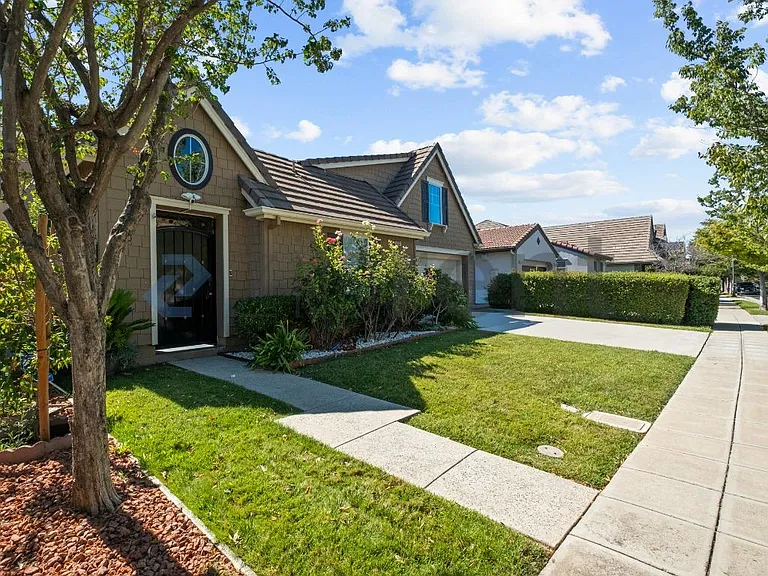 633 Farrington St — Photo 3
