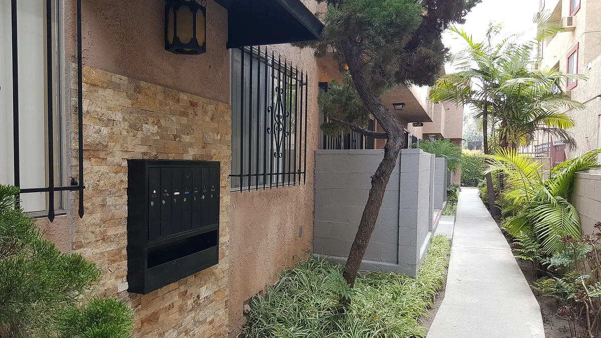 Building Photo - 1410 Venice Blvd #7