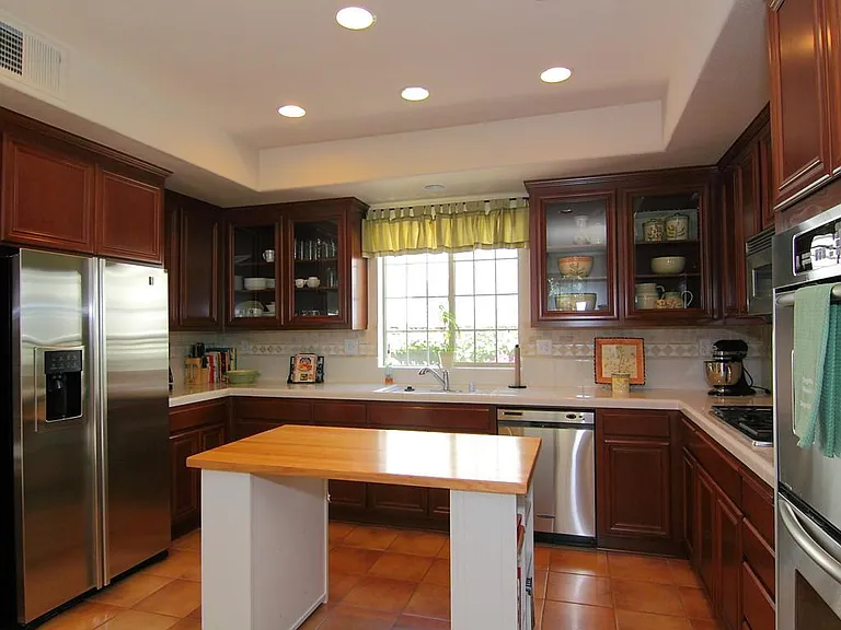 850 Belmont Ln — Photo 5