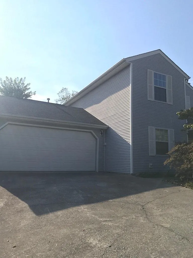 3 bed, 2.5 bath, 1344 sqft, $2,100 — Photo 2