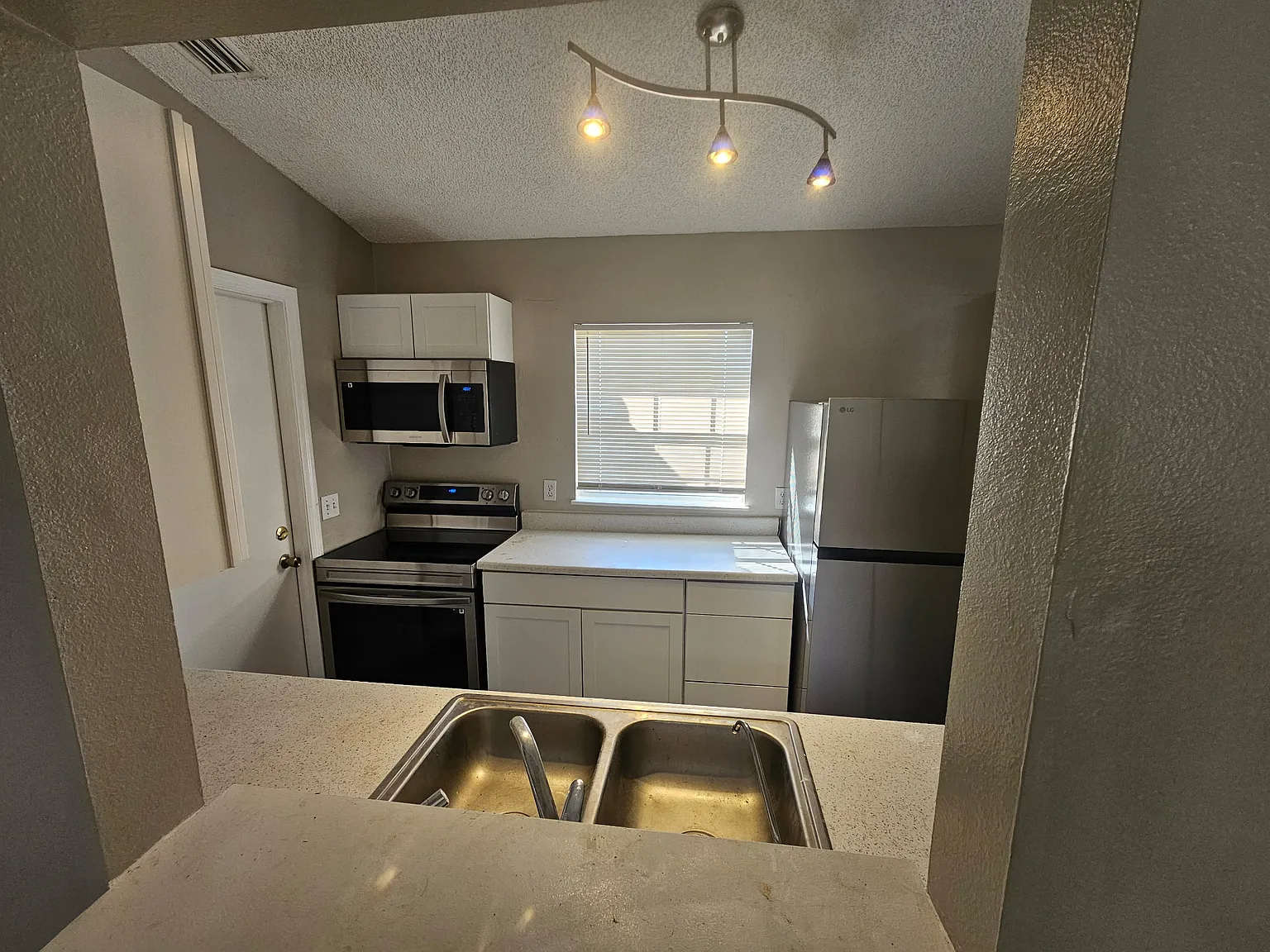 305 Miami Lane - 1 — Photo 2