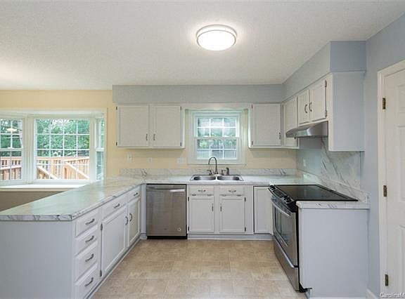 3rd image of 3043 Silver Birch Dr