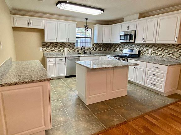 5th image of 1382 Bassett St