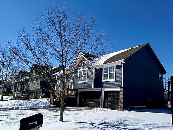 3rd image of 1010 NW Hickory Ct