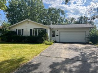 214 April Ln, North Aurora, IL 60542