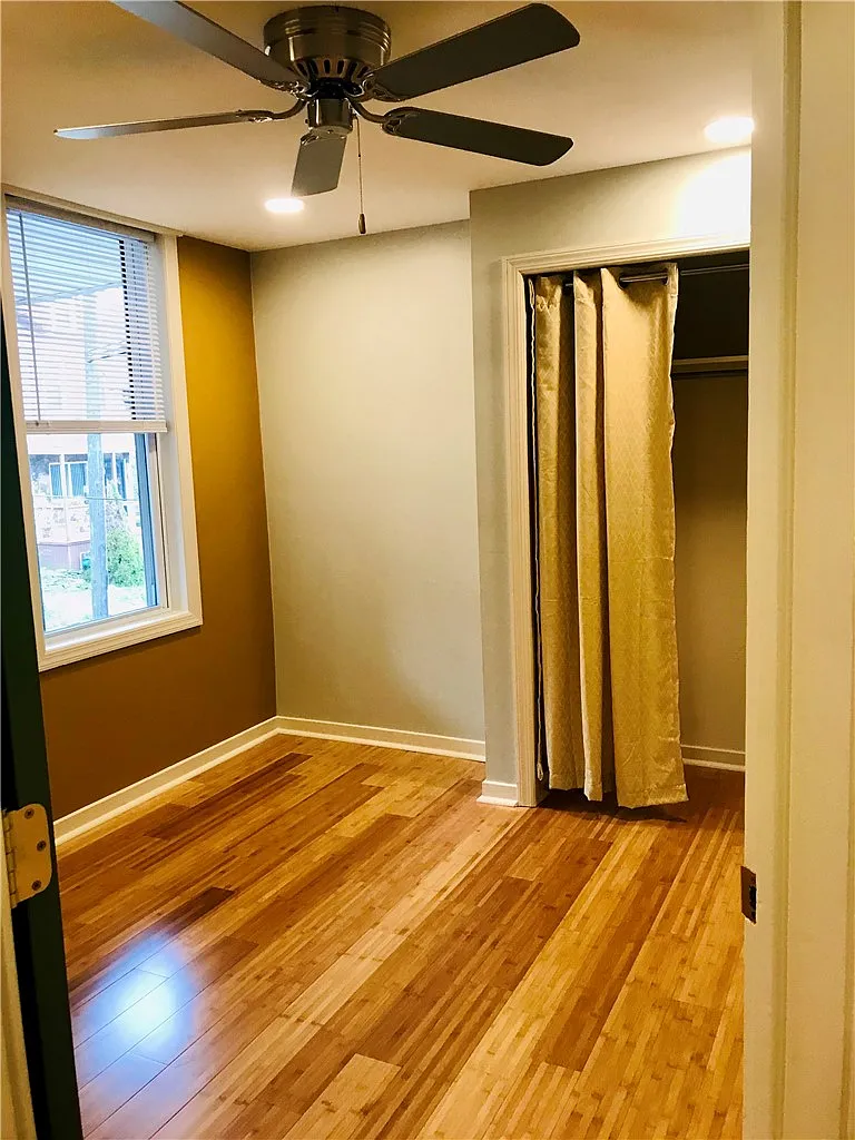 3 bed, 900 sqft, $1,150 — Photo 2