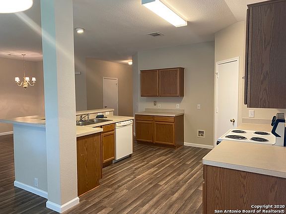 3rd image of 15807 Beaufort Blvd