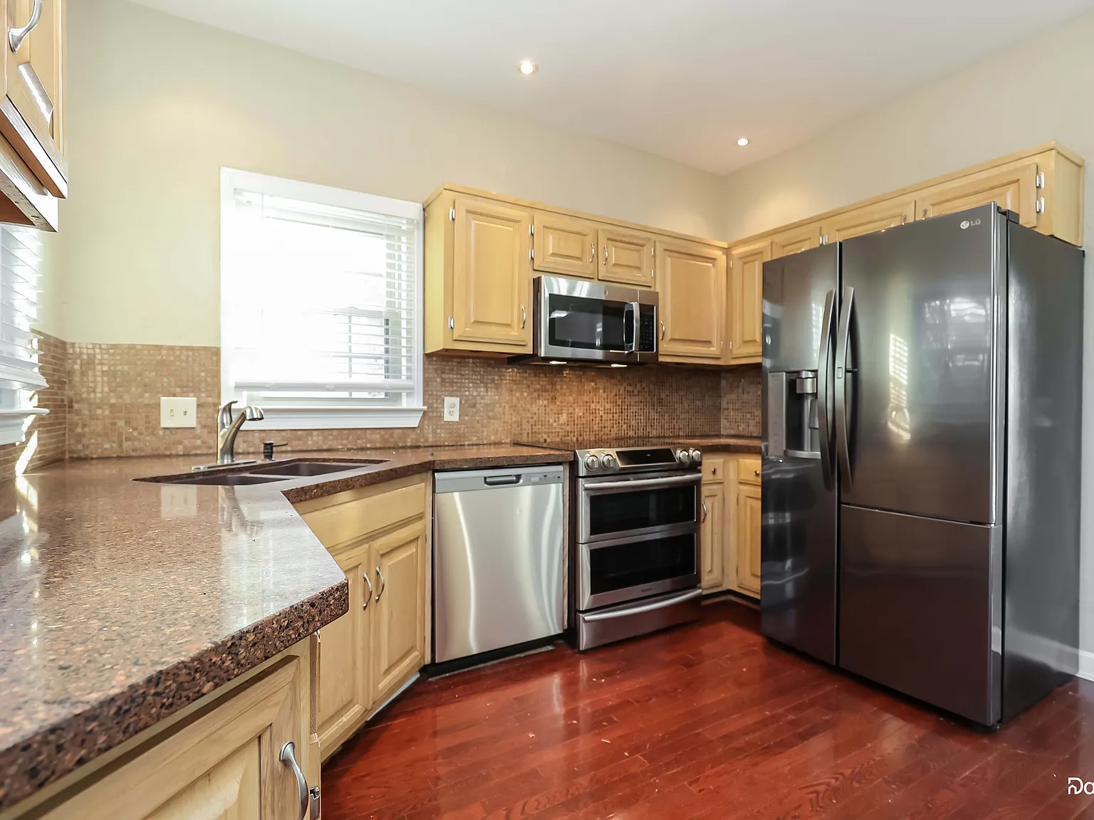 3 bed, 2.5 bath, 2000 sqft, $2,195 — Photo 2