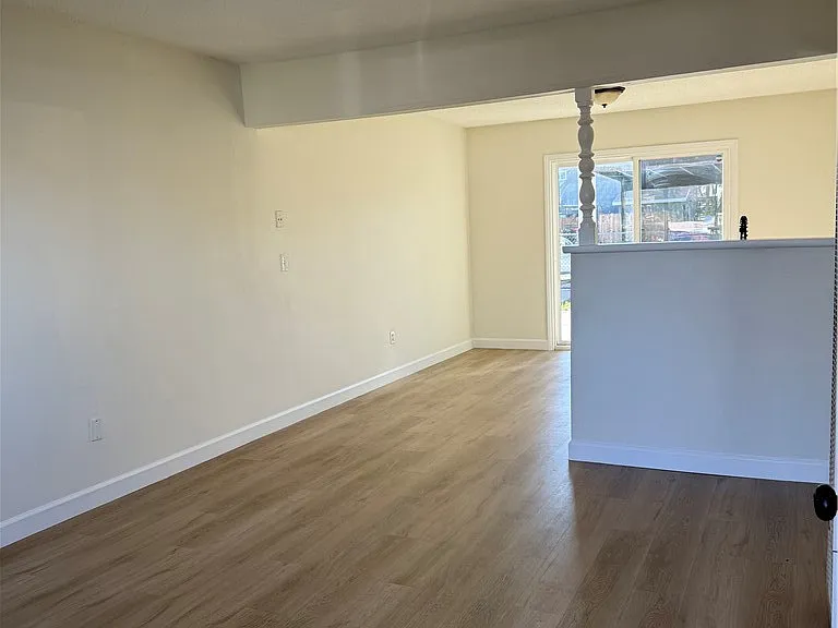 558 S Benjamin St — Photo 4
