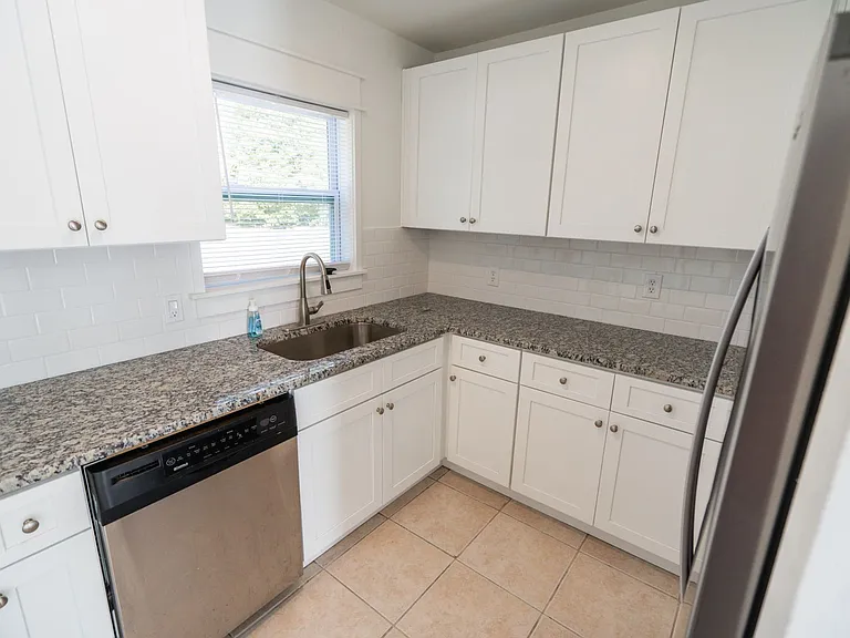406 Essex Dr — Photo 14