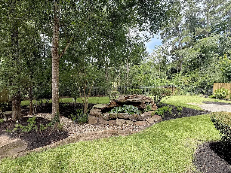 110 W Lansdowne Cir — Photo 27
